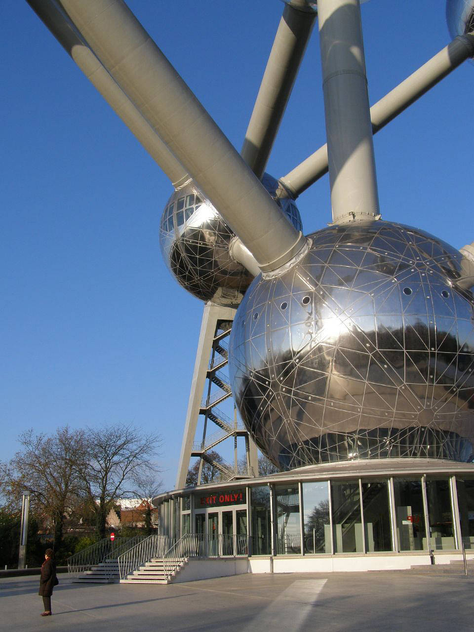 Atomium Bild Attraktion  Eingang in das Innere der Kugeln