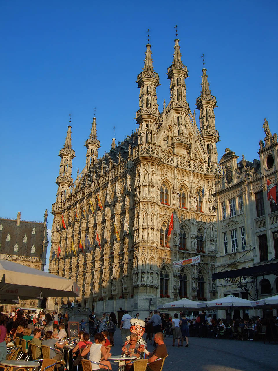  Impressionen von Citysam  Das schöne gotische Rathaus mit zahlreichen Verzierungen